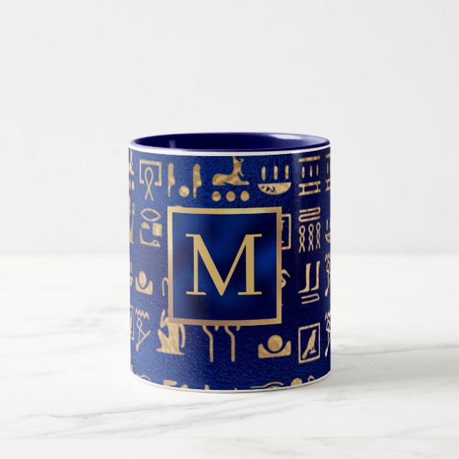 Ägyptische Hieroglyphics aus Gold auf Blue Intial Zweifarbige Tasse (Mittel)