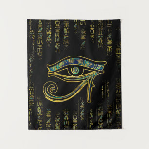 Ägyptisches Auge von Horus auf Hieroglyphen und Wandteppich
