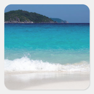 Ähnlicher weißer Sandstrand und türkisblaues Meer Quadratischer Aufkleber