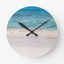 Ähnlicher weißer Sandstrand und türkisblaues Meer