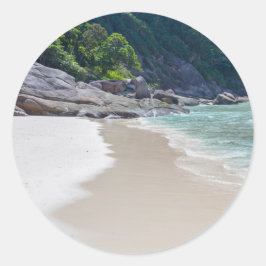 Ähnlicher weißer Sandstrand und türkisblaues Meer Runder Aufkleber