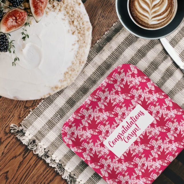 Ahorn-Blätter auf einem rosa Hintergrundpapier-Tel Pappteller (Von Creator hochgeladen)