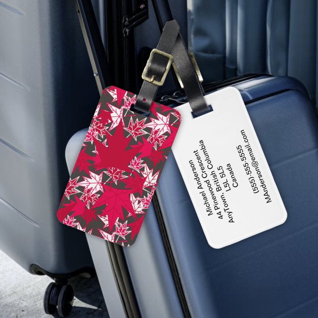 Ahorn-Blätter auf kohlebeständigem Hintergrund Gepäckanhänger (Maple Leaves on a Charcoal Background Luggage Tag by The Canadian Outpost Shop)
