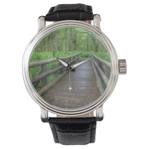 Ahorn-Lichtung Pfad Holzbrücke, Farne und Armbanduhr