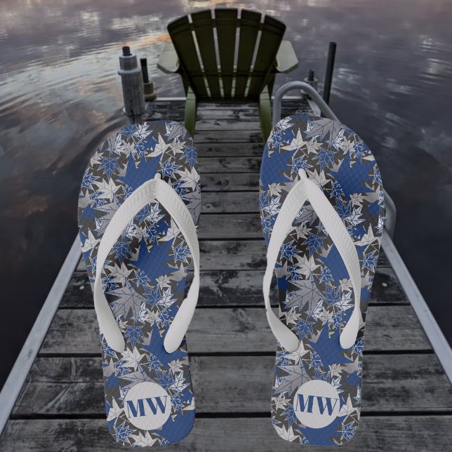 Ahorn Verlasse Blau auf kohlebeständigem Hintergru Flip Flops (Von Creator hochgeladen)