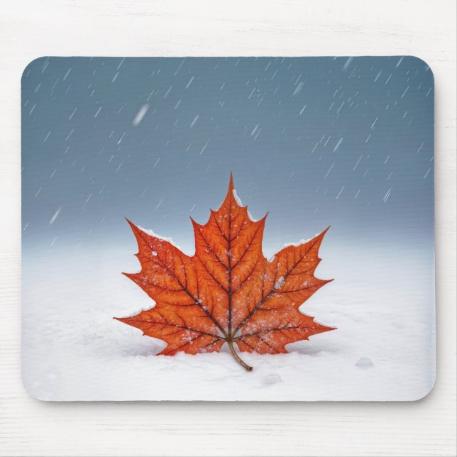 Ahornblatt auf frischem Schnee Mousepad (Vorne)