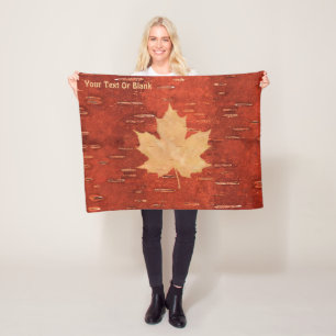 Ahornleaf auf der Birkenrinde Fleecedecke