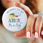 Ahoy Es ist eine junge Mami, eine Babydusche zu se<br><div class="desc">Ahoy es ist ein Baby Dusche oder Schwangerschaft Ankündigung Button mit Ahoy geschrieben, es ist ein Junge und personalisiert mit Ihrem eigenen Text. Das Design zeigt die Sonne mit einem Kapitän, der durch ein Teleskop schaut. Der junge Mann ist mit einem lebenslustigen Ring geschmückt und das Design hat eine allgemeine...</div>