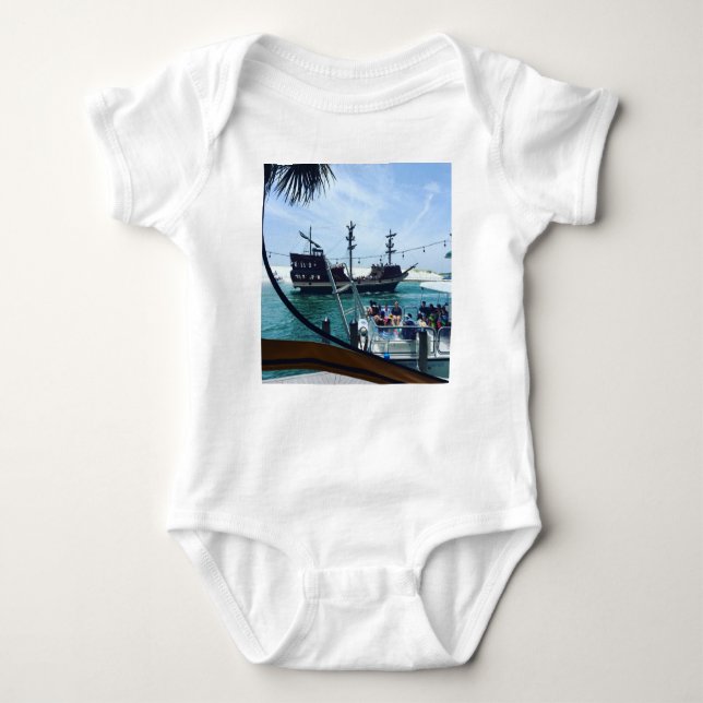 Ahoy Matey Pirate Ship Adventure Baby Strampler (Vorderseite)