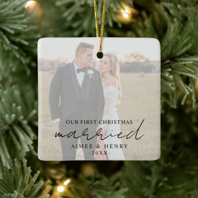 Aimee Rustic Script Modern Newlywed Keramikornament (Baum)