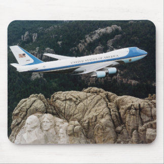 Air Force One, das über den Mount Rushmore Mousepad