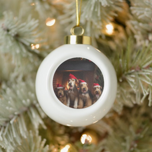 Airedale am Feuerplatz Weihnachten Keramik Kugel-Ornament (Baum)