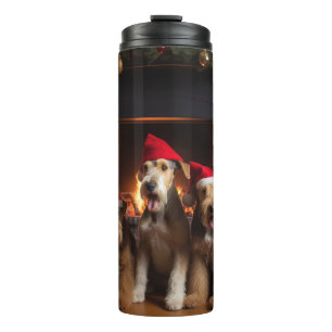 Airedale am Kamin Weihnachten Thermosbecher
