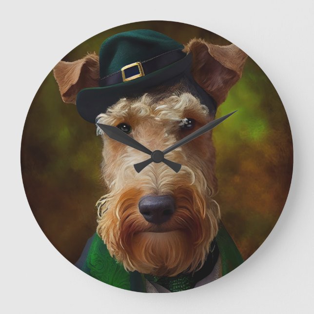 Airedale Hund am St. Patrick's Day Große Wanduhr (Vorderseite)