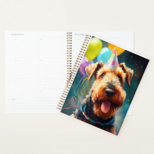 Airedale Hund mit Geburtstagshut und Ballons Planer