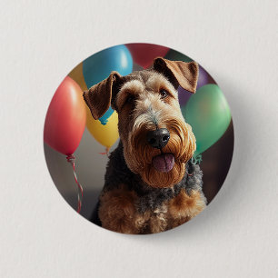 Airedale Hund mit Kuchen und Ballons Button