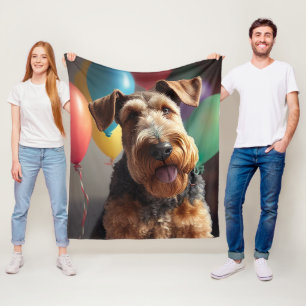 Airedale Hund mit Kuchen und Ballons Fleecedecke