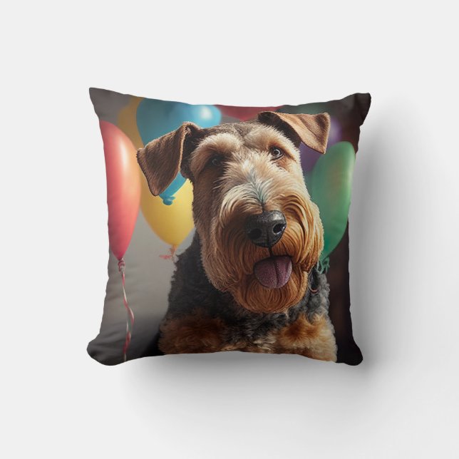 Airedale Hund mit Kuchen und Ballons Kissen (Vorderseite)