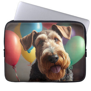 Airedale Hund mit Kuchen und Ballons Laptopschutzhülle