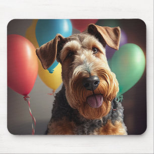 Airedale-Hund mit Kuchen und Luftballons Mousepad