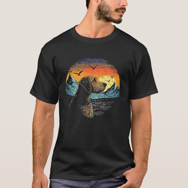 Airedale Terrier Dog and Sun Rising Over Mountains T-Shirt (Vorderseite)