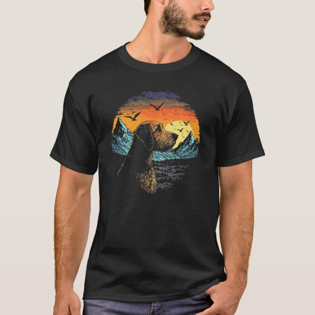 Airedale Terrier Dog and Sun Rising Over Mountains T-Shirt (Vorderseite)