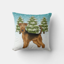 Airedale Terrier Dog im schneebedeckten Winterwald