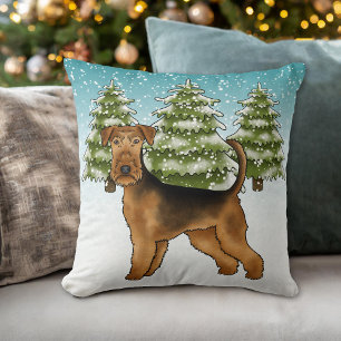 Airedale Terrier Dog im schneebedeckten Winterwald Kissen