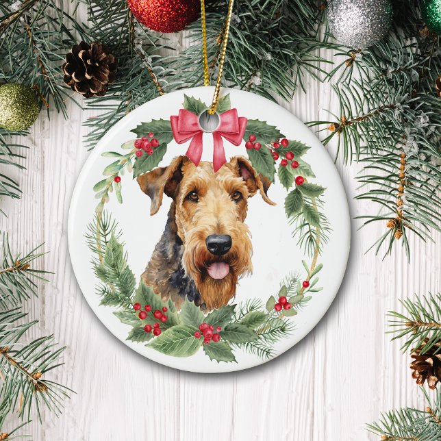 Airedale Terrier Dog Red Bow Holly Wreath Keramik Ornament (Von Creator hochgeladen)