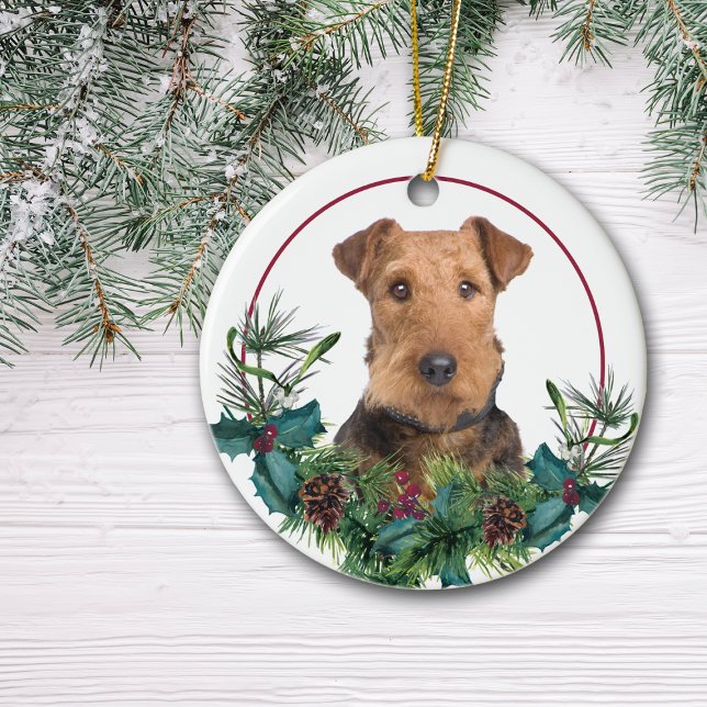 Airedale Terrier Evergreen Berry Wreath Keramik Ornament (Von Creator hochgeladen)
