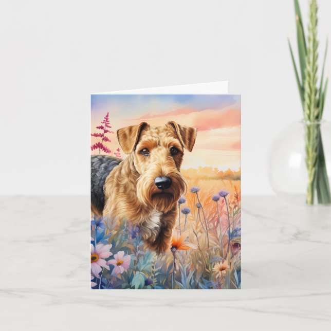 Airedale Terrier Hund auf einer Wildblumenwiese (Vorderseite)