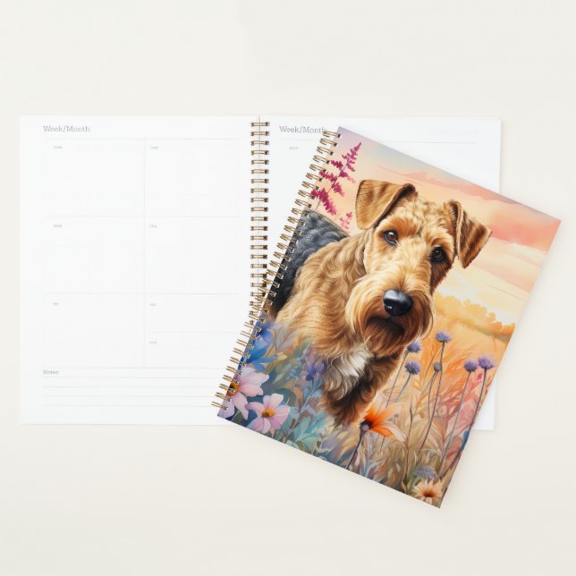 Airedale Terrier Hund auf einer Wildblumenwiese Planer (Anzeige)
