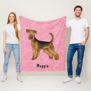 Airedale Terrier Hund mit rosa Herzen und Namen Fleecedecke