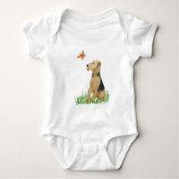 Airedale Terrier u. Schmetterling