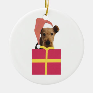 Airedale-Terrier-Weihnachtsmannmütze-Verzierung Keramikornament
