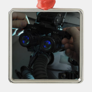 Airman passt die Augenspäne an Silbernes Ornament