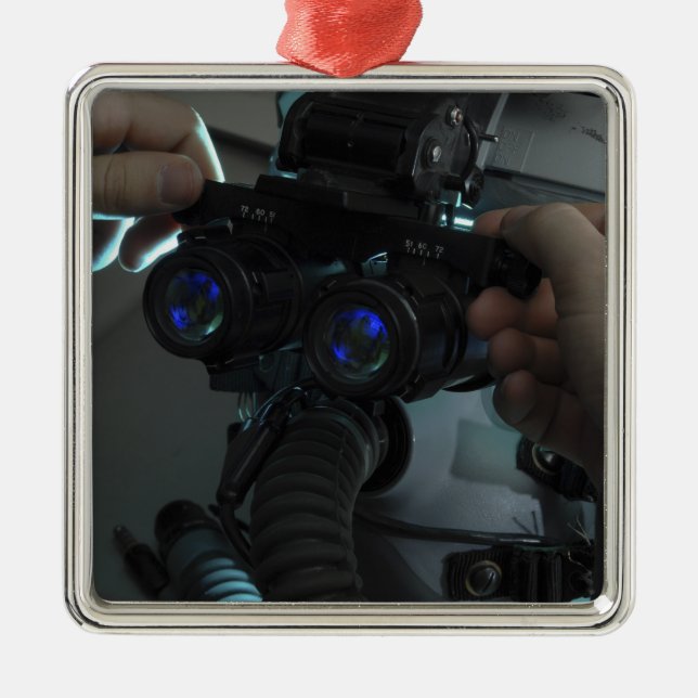 Airman passt die Augenspäne an Silbernes Ornament (Vorne)