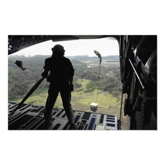 Airman sieht sich einen Bundle-Fall an Fotodruck (Vorne)