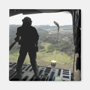 Airman sieht sich einen Bundle-Fall an Magnet