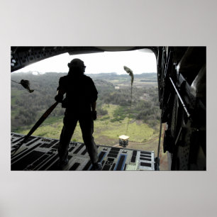 Airman sieht sich einen Bundle-Fall an Poster