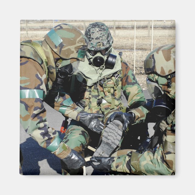 Airmen unterstützen einen Armeesoldaten der Republ Magnet (Vorne)