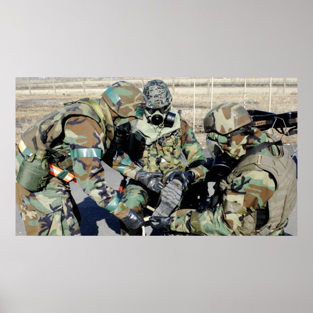 Airmen unterstützen einen Armeesoldaten der Republ Poster (Vorne)