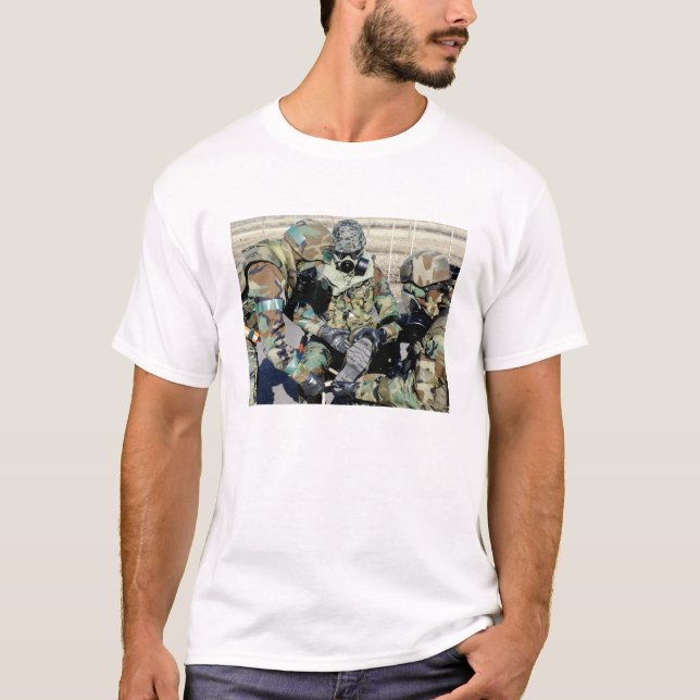 Airmen unterstützen einen Armeesoldaten der Republ T-Shirt (Vorderseite)