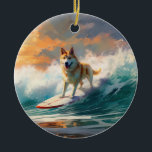 Akita Beach Surfgrafieren Keramik Ornament<br><div class="desc">Tauchen Sie ein in die spielerische Welt des Kaninchen-Abenteuers mit diesem faszinierenden Bild. Ein gepflegter Hund geht zu den Wellen und reitet geschickt auf einem sonnengeküssten Strand. Das lebendige Kunstwerk vereint wunderbar das Wesentliche der Erregung am Strand, während der Hund furchtlos auf den Wellen reitet und den Geist von Spaß...</div>