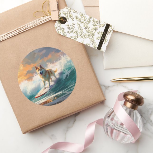 Akita Beach Surfgrafieren Runder Aufkleber (Schenken)