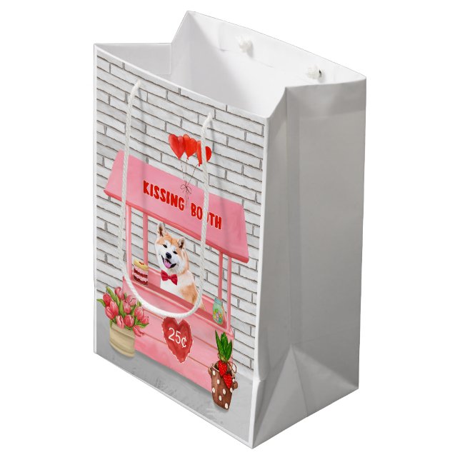 Akita Dog Valentine's Day Kissing Booth Mittlere Geschenktüte (Vorderseite Schrägansicht)