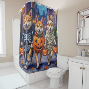 Akita-Hunde beim Trick-or-Treat in Halloween-Kostü Duschvorhang