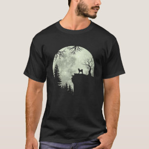 Akita Inu Hund und Mond Howl in Forest Hund Hallow T-Shirt