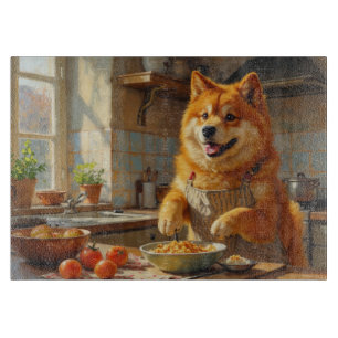 Akita kocht in der Küche Schneidebrett