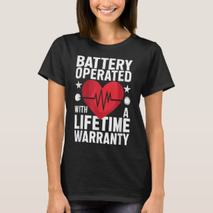 Akku, der mit einem Herz für die lebenslange Garan T-Shirt